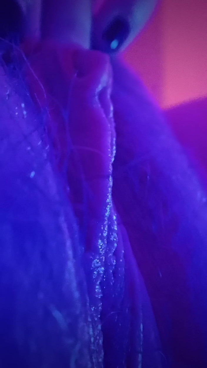 Big Clit Muse: Lihat aku mengusap tubuhku dengan sensual tepat di depan matamu