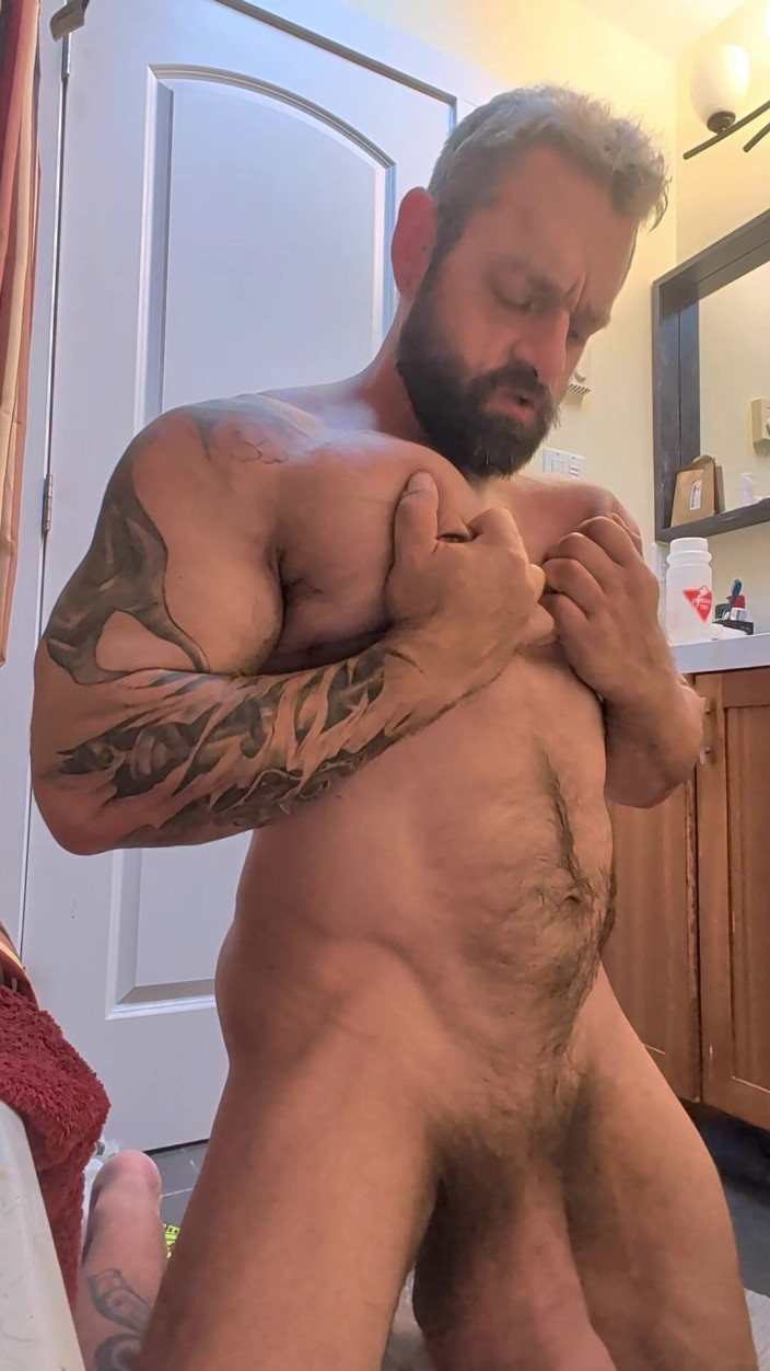 Bruiser Bearwood: Silicone no pau na masturbação