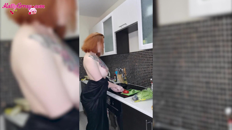 Katty Grray: Fantastic babe dancing in a sexy robe