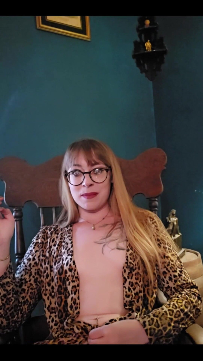 MistressThrope: Kambur gününün büyüsü. Bu fetiş klibinin tadını çıkarın