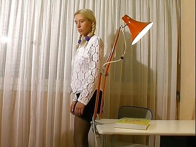 Videos Francaises: Блондинка-тінка з Франції дарує свою анальну невинність жорсткому члену