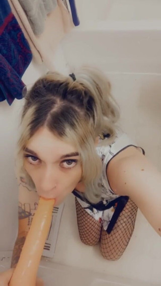 CarmenMelatonin: Kimono babe wants to play