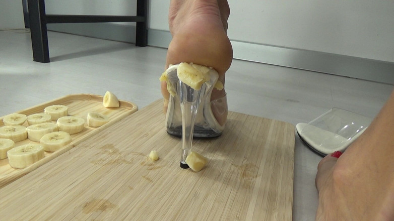AnnaBUST: Jag krossar bananer med mina högklackade skor.