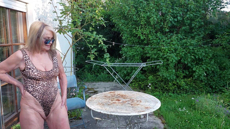 martinawest: 반짝이는 레오파드 수영복을 입은 마르티나