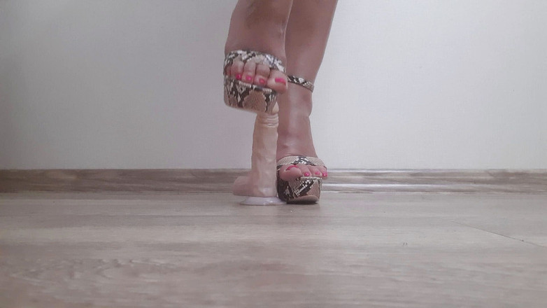 Fetish intimmedia: Tvrdý fetiš nohou se sexuální hračkou