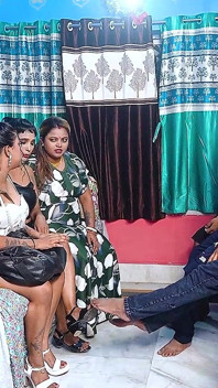 Drei heiße bhabhi und ihre vier Devar hardcore-gangbang-team-sex in Bechelor's room Kompletter Film (Hindi Audio)
