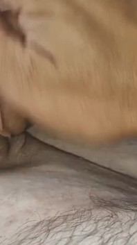 Una Bambola Delicata Con Un Grosso Cazzo Tra Le Gambe Ottiene Un Grosso Cazzo Nel Culo!