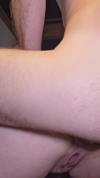 MILF Slut si fa scopare il culo hardcore con schizzi intensi fino a creampie anale