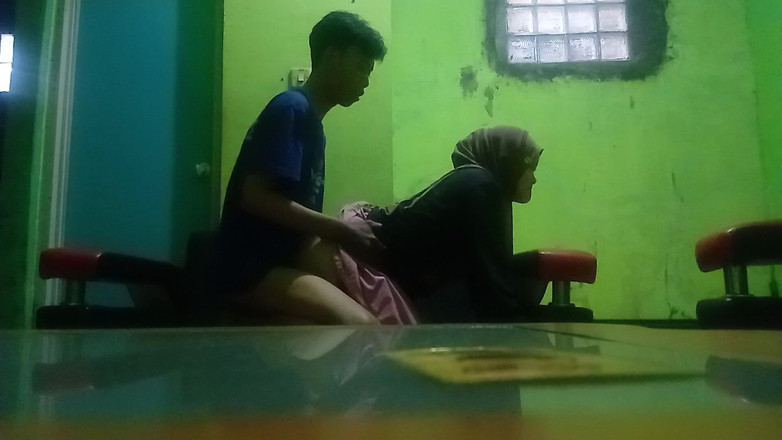 Famly sex: Я ледь не дізналася, коли трахала пизду свого зведеного брата у вітальні