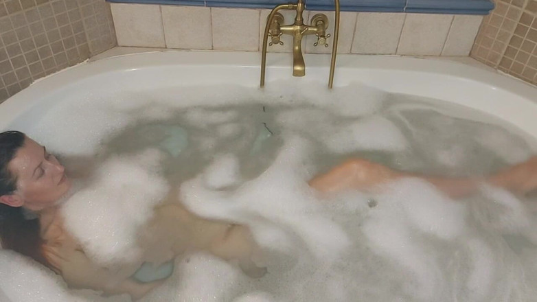GinnaGg: Chica Bañándose En Un Jacuzzi
