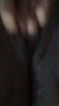 Chica negra cachonda jugando con su coño