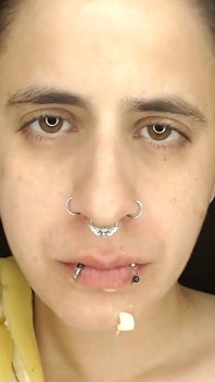 Frech fetisch-banane essen, piercings mit großen lippen
