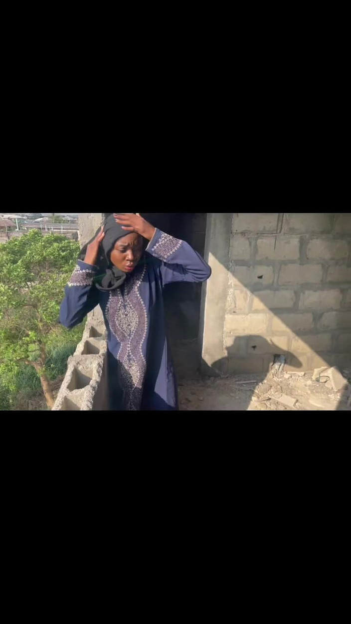 Sexy gray: Alahaji s-a cu inginerul ei într-o clădire nesătulă