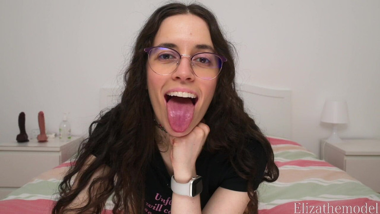 ElizaTheModel: Tittar på dig med tungan ut