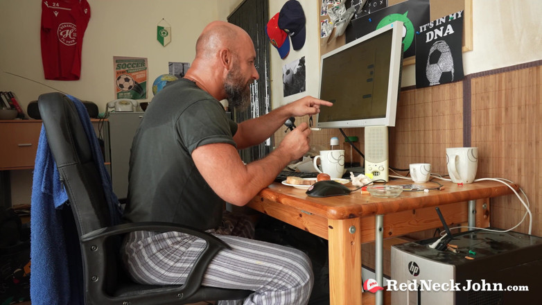 Redneck John: Redneck John 4.2 il mostruoso cazzo testa la sua stretta figa...