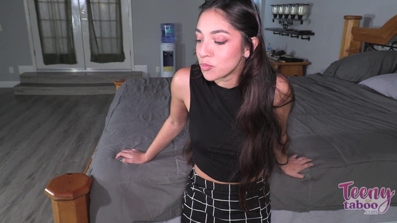 Teenytaboo: Asistente Madison es atrapada masturbándose en mi sofá
