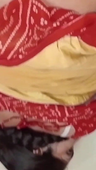 Stiefzus en stiefbroer genieten van seksmoment achter hun ouders, Indische hete meid werd geneukt door haar stiefbroer