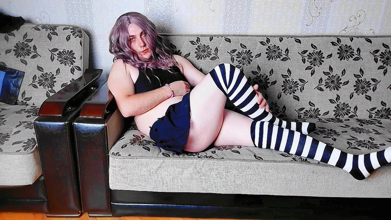 Kitty_Cross: Schattige shemale die rok licht optilt in zachte bries