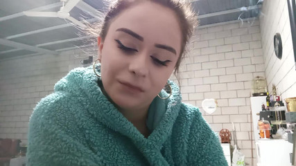 fartingclub01: Peluş kapüşonlu bir kadın içinde sigara içiyorum