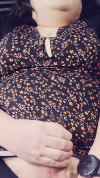 Trans dívka zvedne šaty a stříká do jejích punčocháčů