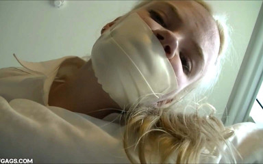 Selfgags classic: Cewek rambut pirang ini disumpal pakai celana dalam, ballgag, dan...