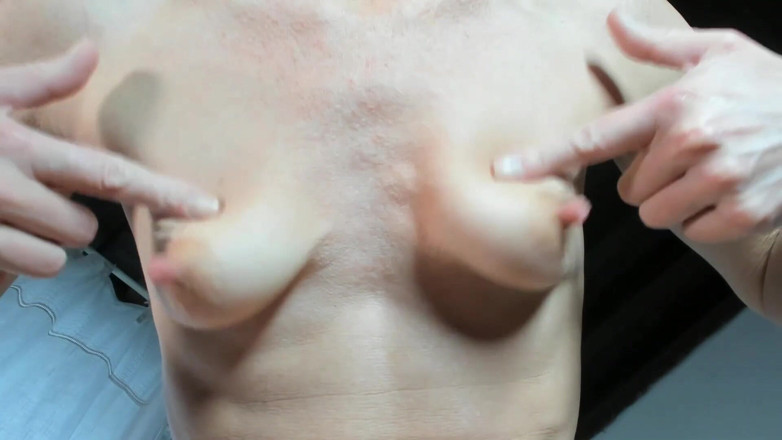 Lolacam: Těsný zadek a malá prsa