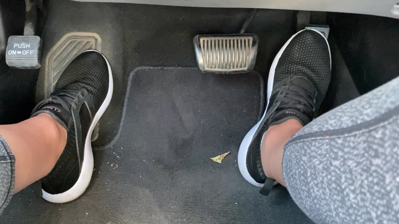 footivities: Pedal memompa dengan sepatu tenis oleh ivys feet