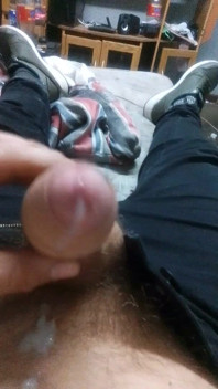 L'eccitante fusto si masturba al mattino geme e sborra
