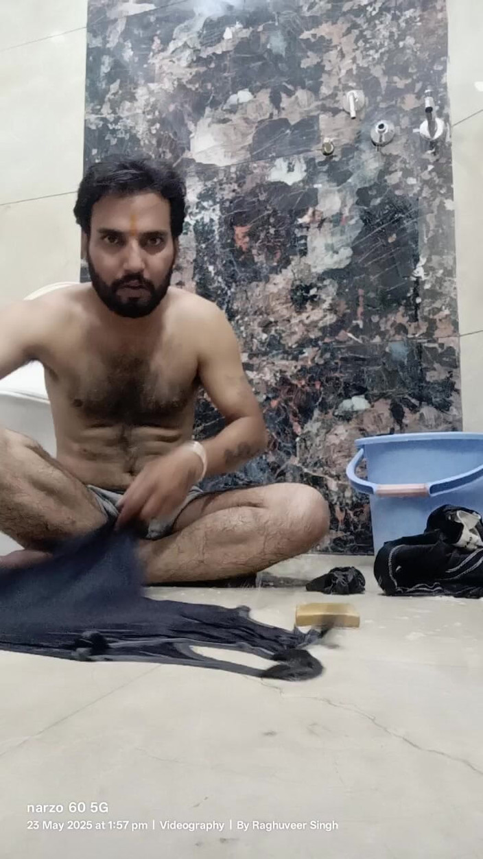 Rajasthani-old-lover: Uomo indiano desi gode della doccia e dei compiti a...