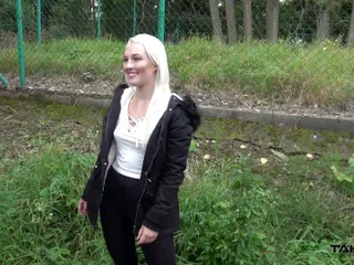 Une blonde se fait draguer, baiser et jeter à poil