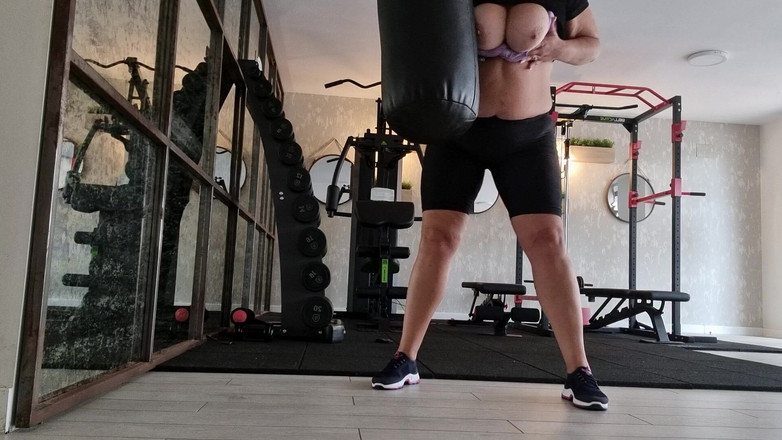 Sunny Loveli: Мачуха грає в спортзалі, шоу на відкритому повітрі з великими цицьками