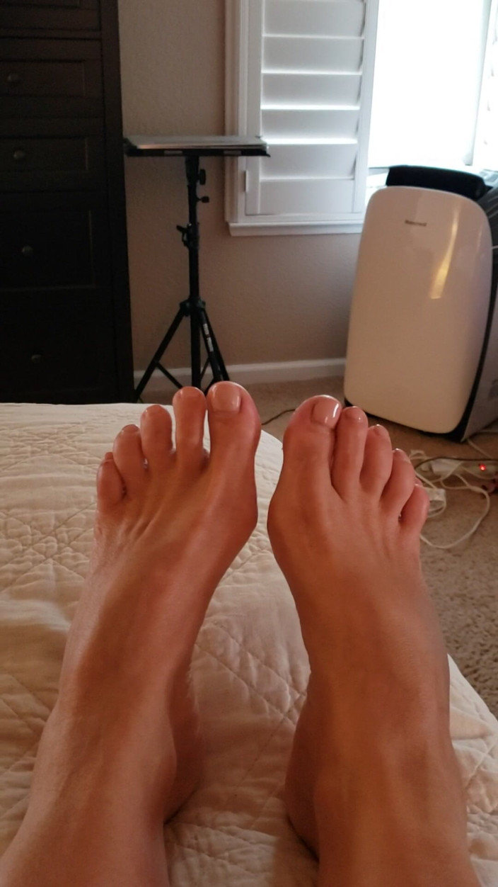 JessRyan: Oh No! MILF Camgirl Jess Ryan Foot Problems