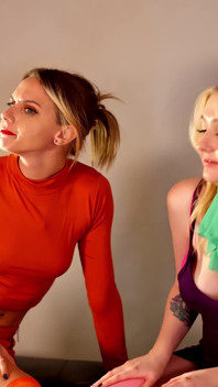 Cosplay, Daphne et Velma, ciseaux lesbiens avec Chloe Toy