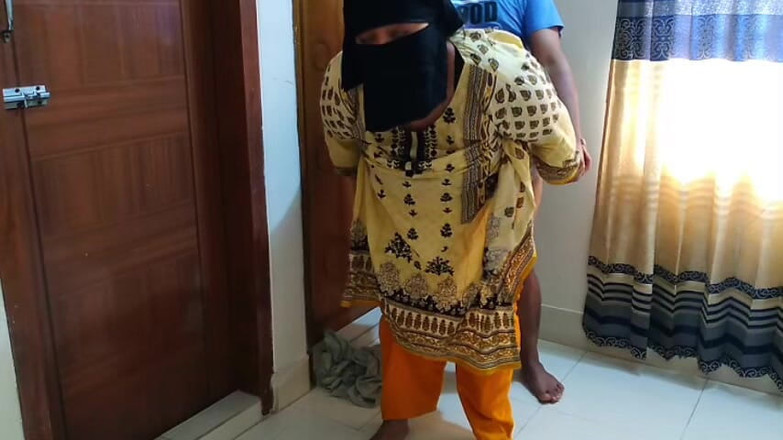 Aria Mia: デシのメイドがオフィスが空っぽの時に上司に乱暴に扱われる