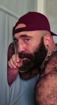 Tyler suce Jack au gloryhole