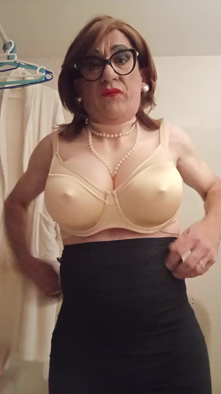 Yusti: Berpakaian di hadapan cermin