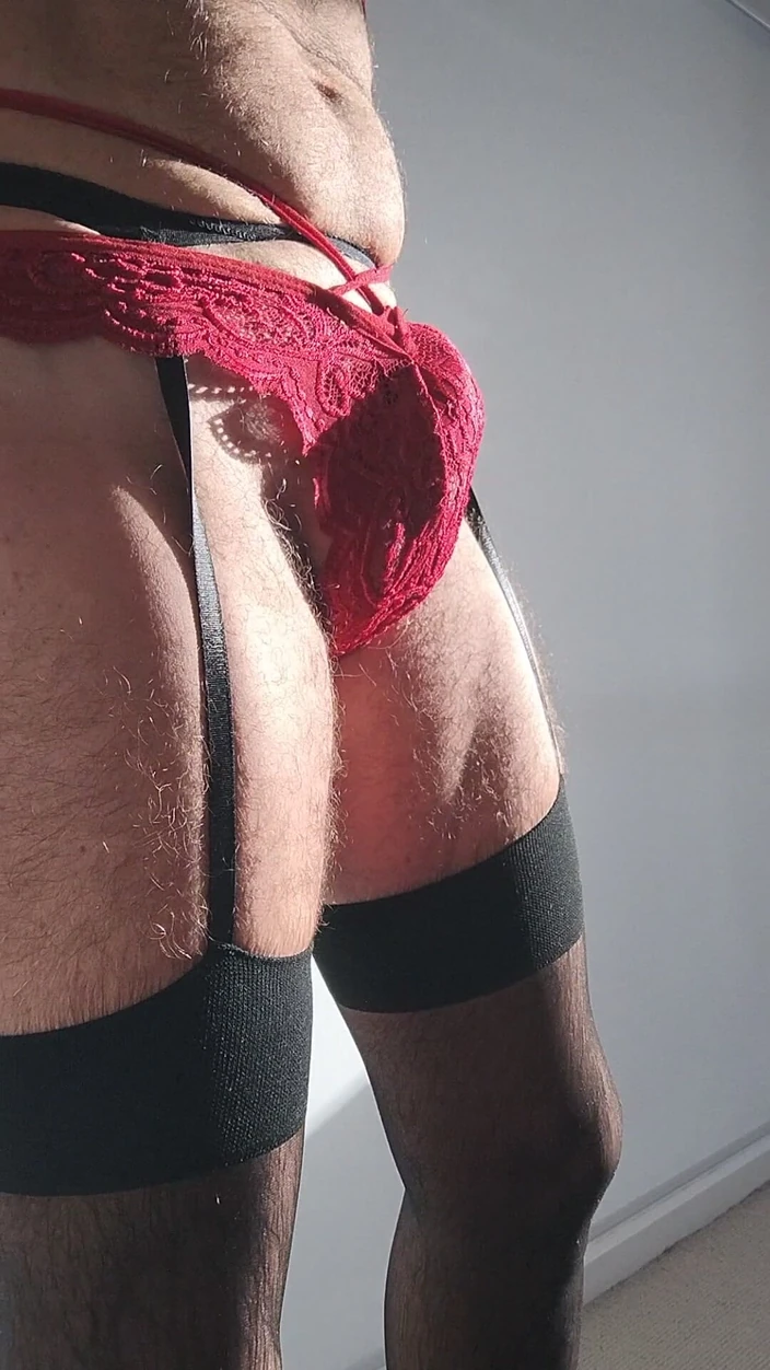 dragontrainer5: Crossdresser strips fode extremo vibrador se masturba e goza em...