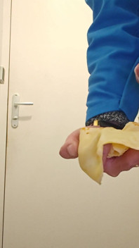 Klaarkomen op eten op het werk in het toilet