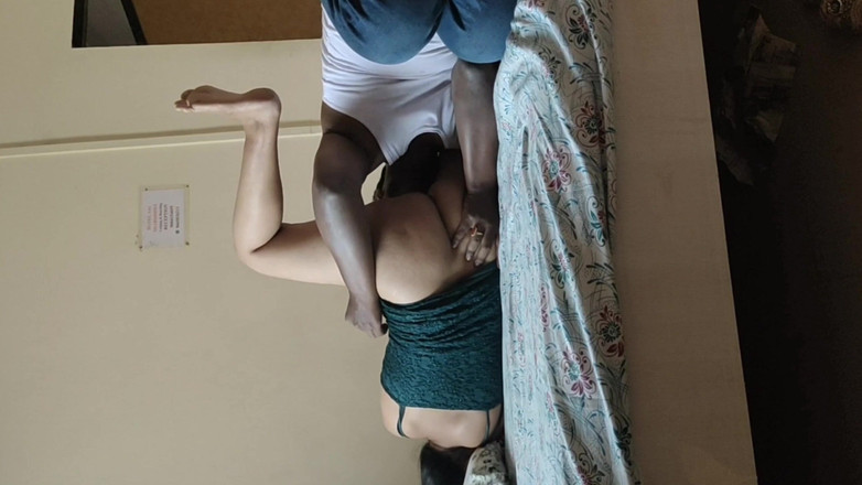 Trisha Hotness: 여친의 보지를 핥고 사정하기