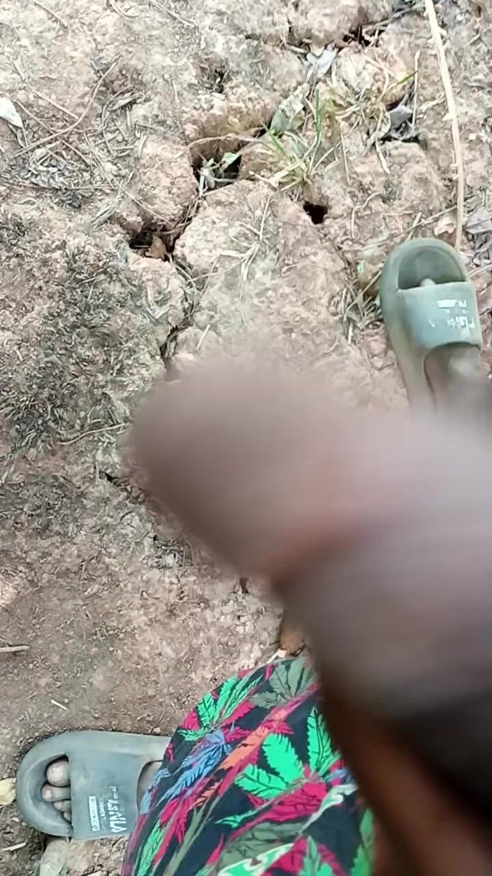 Kpekus arena: Cậu bé châu Phi thủ dâm bên trong bụi cây