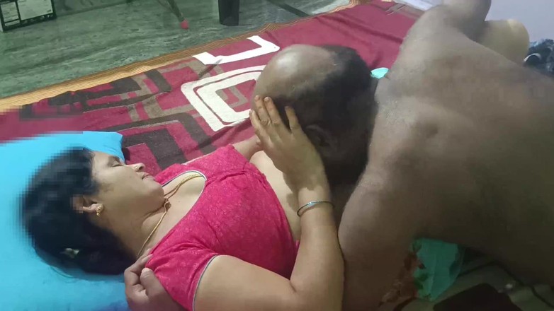 Sexy sindu: Indická manželka Sindu Bhabhi lízá kundičku a kouří