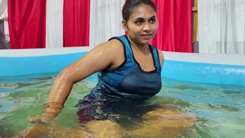 Vaigavarun45: สาวอาบน้ําสระน้ําสุดฮอตและดูหนุ่มๆ