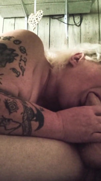 Was am anfang als blowjob begann, bekam sie vollgespritzt auf ihren arsch