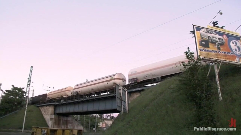 Public Disgrace by Kink: Große natürliche titten werden auf der straße bloßgestellt