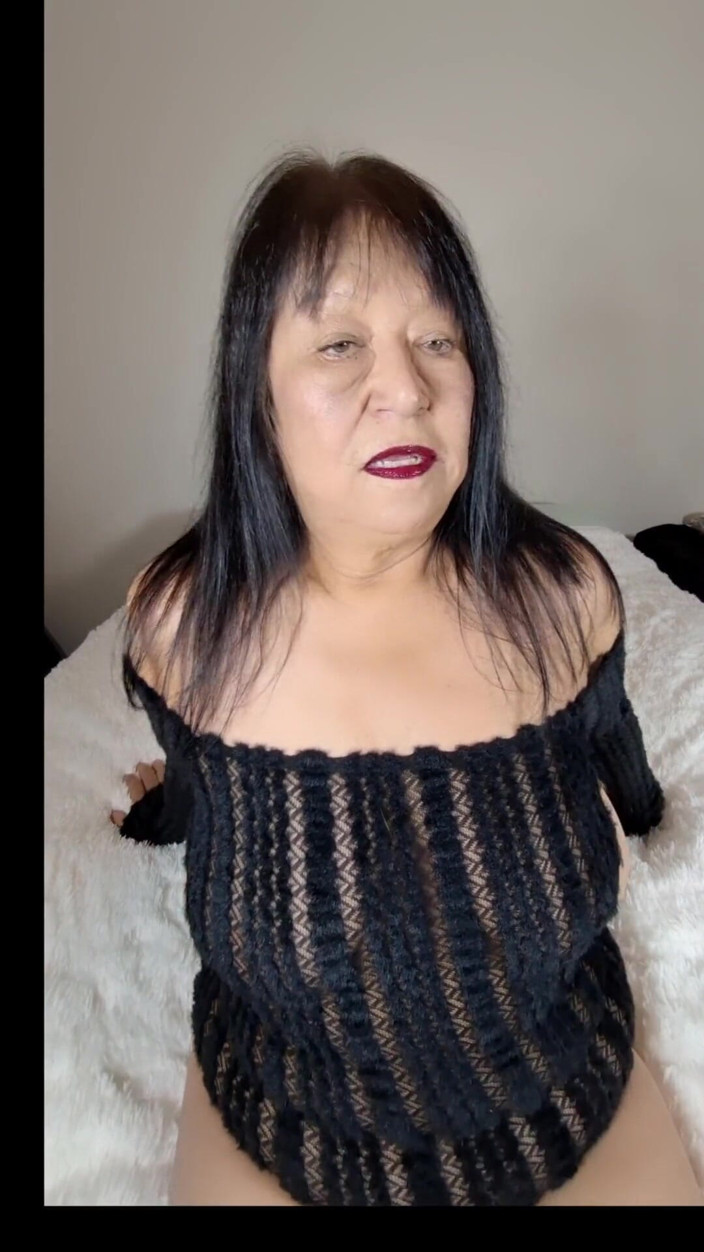 Zilah Luz: 허벅지 높은 스타킹을 입고 딜도로 후장 자위를 보는 것을 좋아하는 사람?