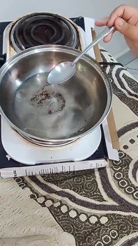 Genießen sie einen großen schwanz, bis sie all das sperma herausziehen, um ihn zu kochen und zu essen