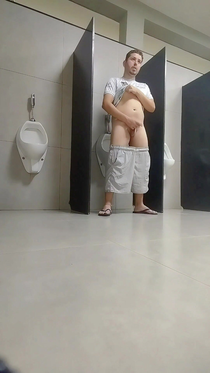 Marcosninfo: 市場のトイレで自慢して警備員にバレそうになりました。