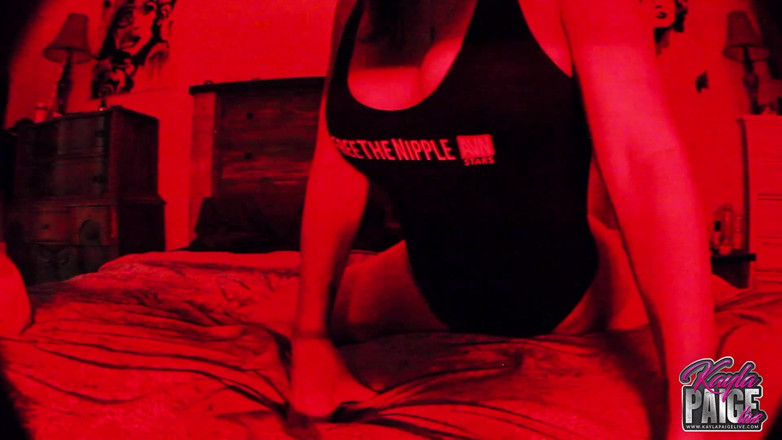 Kayla Paige: Kayla Paige mijn bed in het rood!