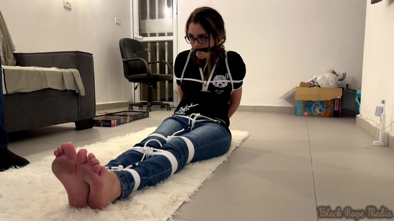 Miriam Slave: Miriam amarrada em jeans tendo seus pés brincados
