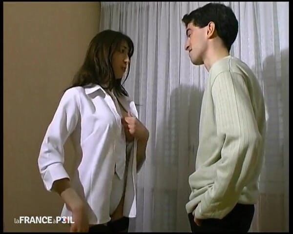French Family Secrets: Una perra morena está golpeando a toda la casa
